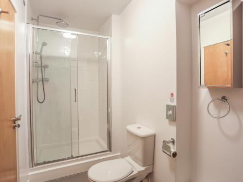 bagno bianco con doccia e servizi igienici di Four The Quay a Benllech
