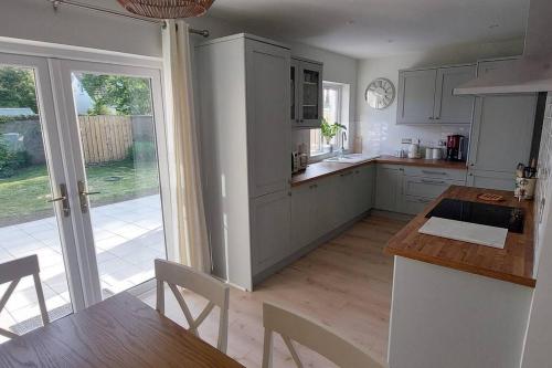 Η κουζίνα ή μικρή κουζίνα στο Modern house for your seaside getaway