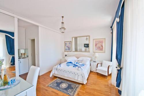 Blue Studio Apartment next to the beach