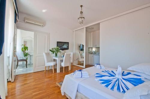 Blue Studio Apartment next to the beach
