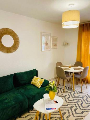 un salon avec un canapé vert et une table dans l'établissement Le Juana II, à Antibes