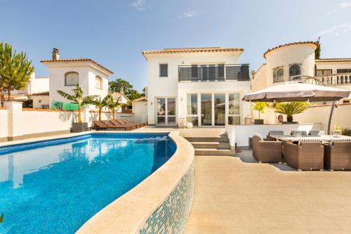 2016 Villa moderna al canal con 4 habitaciones by homeselectspain