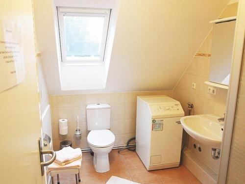 a small bathroom with a toilet and a sink at Ferienwohnung Harms in Garlstorf