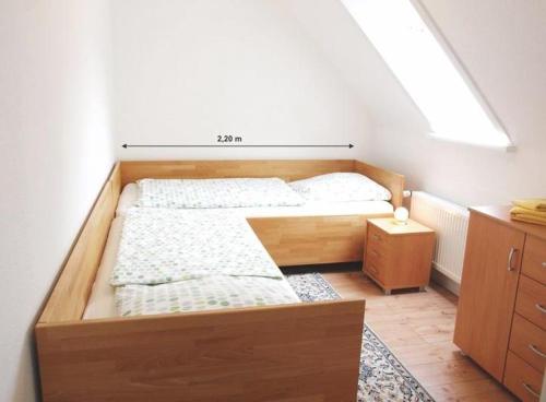 a bedroom with two twin beds and a skylight at Ferienwohnung Harms in Garlstorf