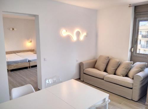 - un salon avec un canapé, une table et un lit dans l'établissement Résidence Graziella Appartement 510, à Juan-les-Pins