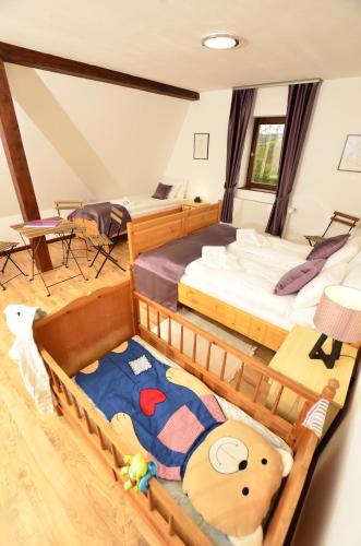 two twin beds in a room with at Visnyó Vendégház in Nagyvisnyó