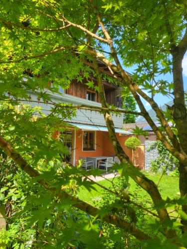 a house seen through the leaves of trees at Ferienwohnungen beim Silbergersee in Oberaudorf