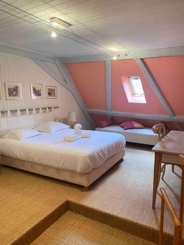 une chambre avec un grand lit dans une pièce dans l'établissement Le Majestueux dans le centre historique, à Riquewihr