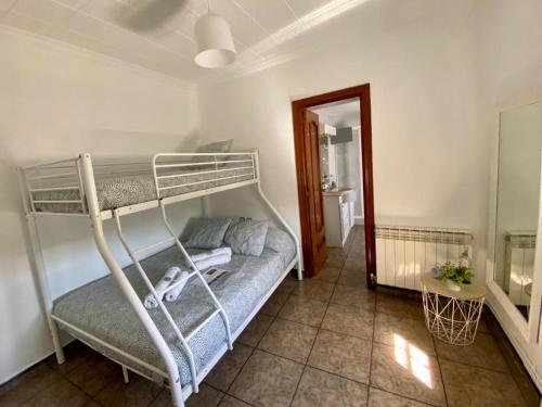 Habitación con litera y sofá en Alma del Tajo VUT, en Villamanrique de Tajo