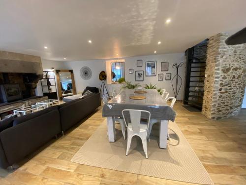 un salon avec une table et un canapé dans l'établissement Le Ker Maclow, à Saint-Malo