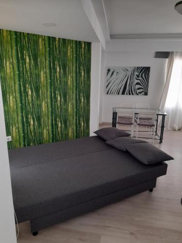 ベナルマデナにあるApartamento Pepita Alayのベッドルーム1室(大型ベッド1台、椅子2脚付)
