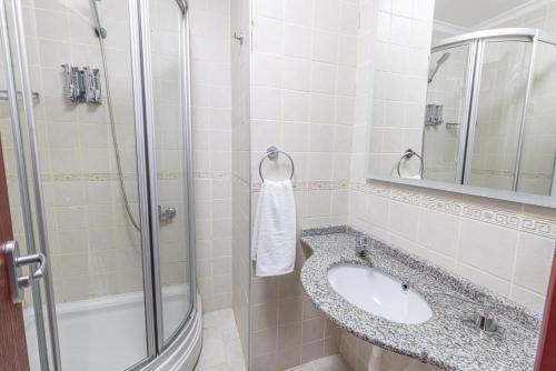 a bathroom with a sink and a shower at Olinda Hotel & Spa in Sile