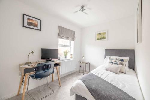 Ένα ή περισσότερα κρεβάτια σε δωμάτιο στο Stylish 3-Bed House in Langley, Driveway Parking!