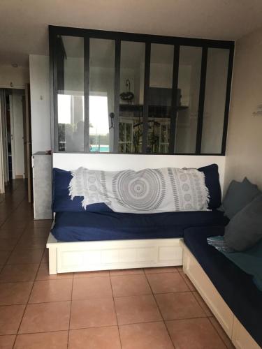 Photo de la galerie de l'établissement T2 vue mer avec plage et piscine front de Mer, à Six-Fours-les-Plages