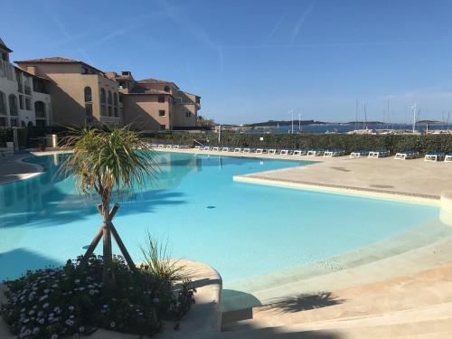 T2 vue mer avec plage et piscine front de Mer