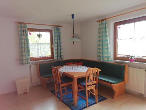 ein kleines Esszimmer mit einem Tisch und Stühlen in der Unterkunft Ferienwohnung Pohl in Bach