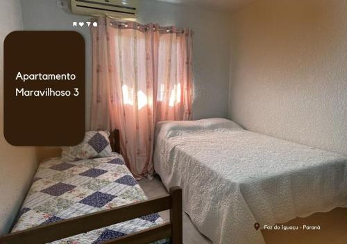 - une chambre avec 2 lits et une fenêtre dans l'établissement APARTAMENTO MARAVILHOSO 3, à Foz do Iguaçu