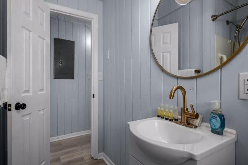 y baño con lavabo y espejo. en Anchor Haven Ocean Views en Oak Island