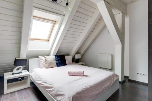 Postel nebo postele na pokoji v ubytování Spacious stylish attic in the heart of the center - Karlovo
