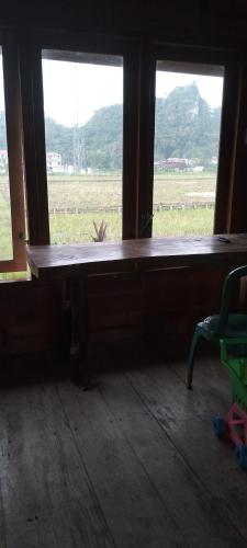 a window in a room with a table and a chair at Purabarang Homestay in Rantepao