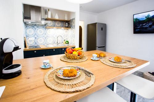 Romantic sea view studio, steps away from the beach