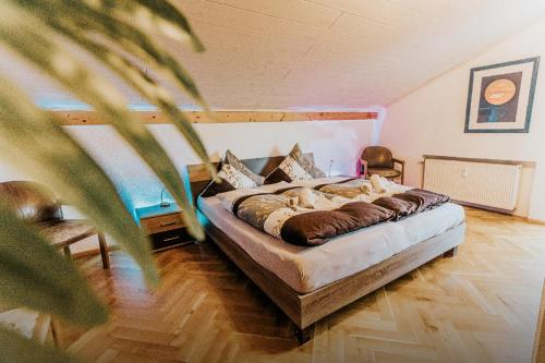 ein Schlafzimmer mit einem Bett mit Kissen darauf in der Unterkunft Ferienwohnungen Hauner in Viechtach