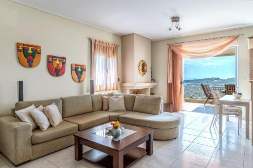 - un salon avec un canapé et une table dans l'établissement 2 Bedroom Cozy apartment with Sea View and balcony, à Anavyssos