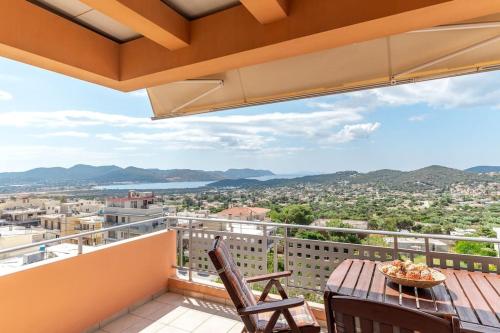 balcón con mesa, sillas y vistas en 2 Bedroom Cozy apartment with Sea View and balcony, en Anavyssos