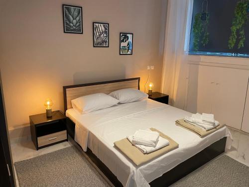 sypialnia z łóżkiem z dwoma ręcznikami w obiekcie Almond Apartment w Salonikach