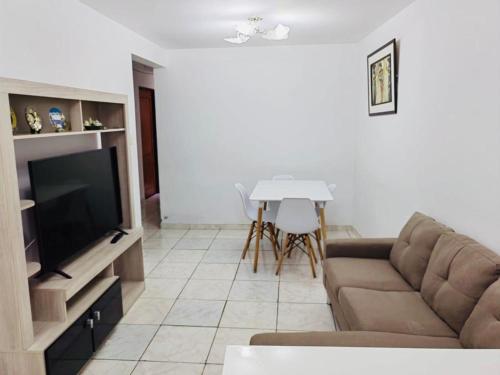 a living room with a couch and a flat screen tv at Apartamento en el Centro de Trujillo - Primer Piso in Trujillo