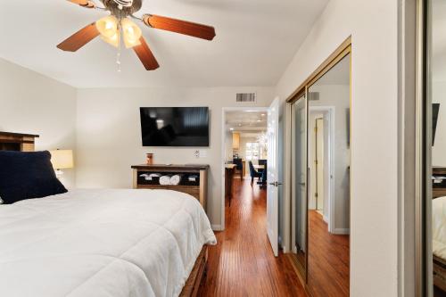 1 dormitorio con 1 cama y ventilador de techo en 208B Harbor View, Steps from the Beach, Free Wifi, en Oceanside