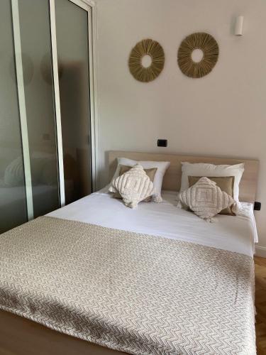 białe łóżko z dwoma poduszkami w obiekcie Apartman Val w mieście Zadar