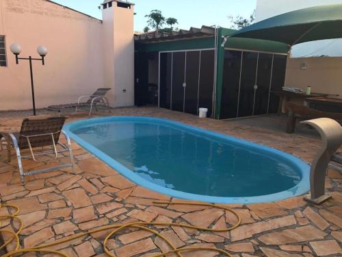 einen großen blauen Pool auf einer Terrasse in der Unterkunft HOTEL CITYY in Ijuí