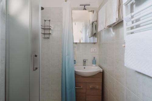 a small bathroom with a sink and a mirror at Villa Solaria in Sori