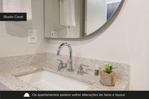 - Baño con lavabo y espejo en Charlie Bossa Ipanema, en Río de Janeiro