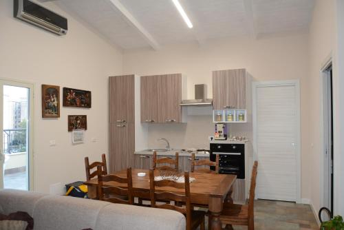 eine Küche und ein Esszimmer mit einem Tisch und Stühlen in der Unterkunft XXXI MAGGIO in Catania