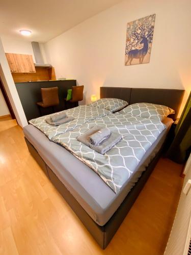 Postel nebo postele na pokoji v ubytování Schafberg nahe Zentrum Einzimmer Ferienwohnung