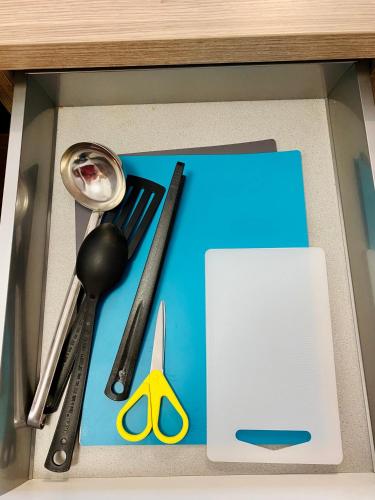 a drawer filled with utensils and a pair of scissors at Schafberg nahe Zentrum Einzimmer Ferienwohnung in Bad Ischl