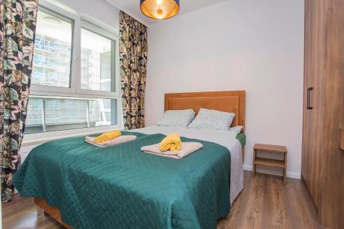 Un dormitorio con una cama con dos toallas encima. en Urban Jungle apartament Brooke, en Białystok