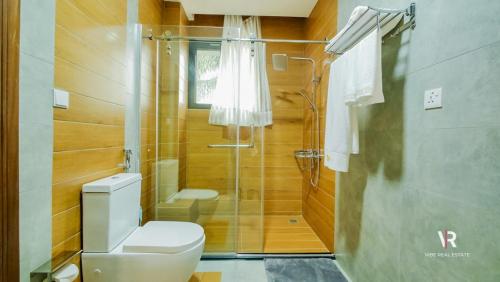 キガリにあるVictory Villa Apartment Hotelのバスルーム(トイレ、シャワー付)