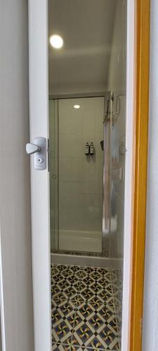 ein Bad mit einer Dusche und einer Glastür in der Unterkunft Montserrat Casa del Mar in Chipiona