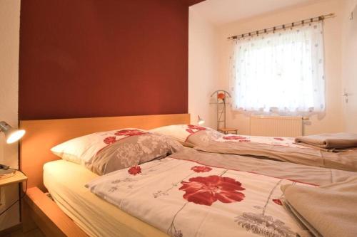 Duas camas sentadas uma ao lado da outra num quarto em Adelheid Winkelmann em Hermannsburg