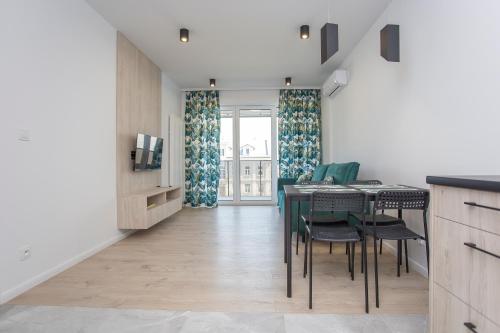 cocina con mesa y sillas en una habitación en Urban Jungle apartment Charlotte, en Białystok