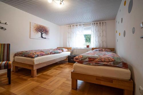 1 Schlafzimmer mit 2 Betten und einem Fenster in der Unterkunft Ferienwohnung SEELENPLATZL in Viechtach