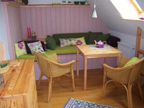 sala de estar con sofá, mesa y sillas en Atelier am Markt en Hermannsburg