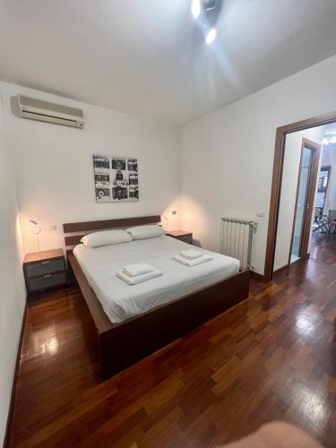 Säng eller sängar i ett rum på Ponte Milvio - Flat with terrace