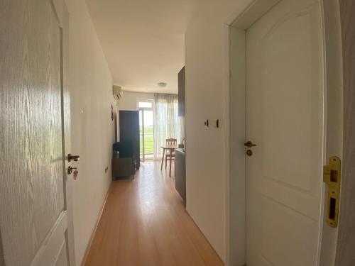 pasillo con puerta y habitación con mesa en SUNNY DAY 5 - 251 Studio, en Nesebar