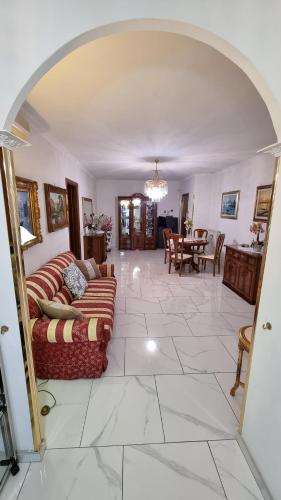 sala de estar con sofá y mesa en Casina Della Nonna appartamento esclusivo con Parcheggio e Terrazza, en Lariano
