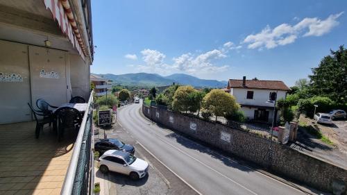 un pequeño coche blanco estacionado al lado de una calle en Casina Della Nonna appartamento esclusivo con Parcheggio e Terrazza, en Lariano