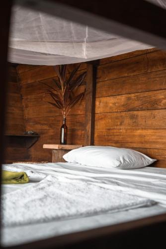 two beds with white pillows in a room at El Vijo Surf in Nuquí